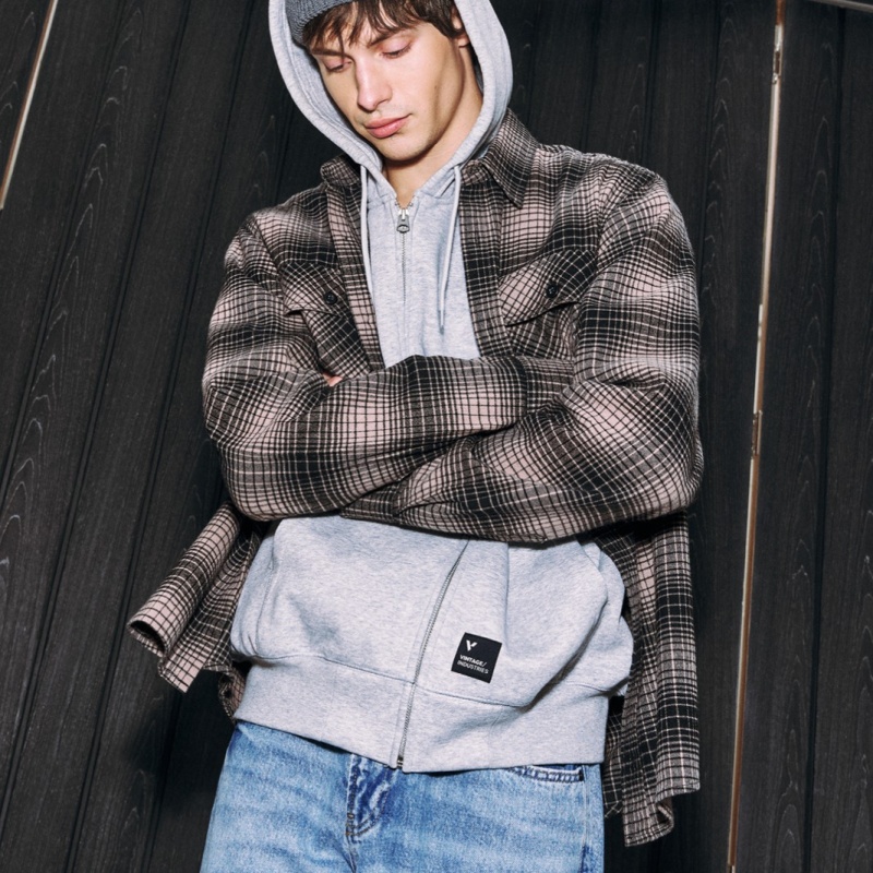 Vintage Industries sweaters en shirts – robuuste en functionele ontwerpen voor zomer en winter, met een perfecte pasvorm en vakmanschap.