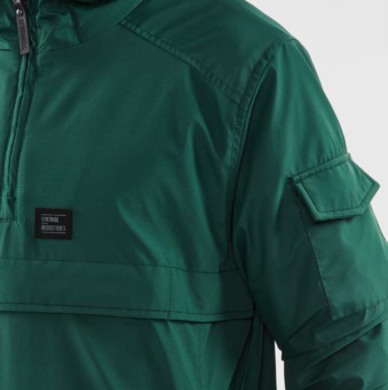 Close-up van groene anorak met Vintage Industries logo, hoogwaardige afwerking.