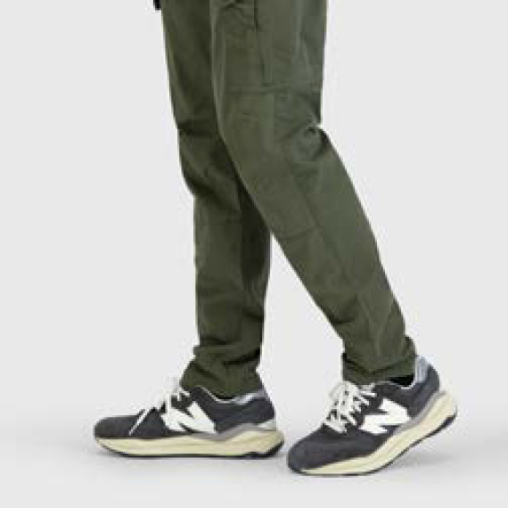 Groene broek van Vintage Industries, functioneel en duurzaam ontwerp.