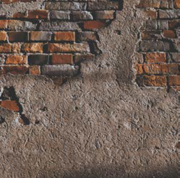 Ruwe baksteenmuur met industriële en authentieke uitstraling.