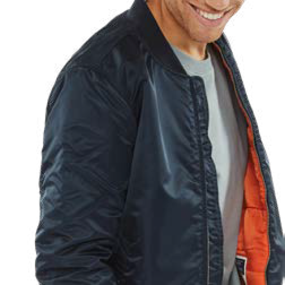 Vintage Industries Bomberjas in een stoere setting, tijdloos en robuust.